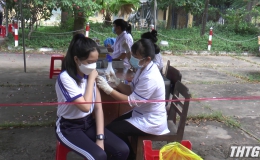 Tân Phú Đông tiêm vắc-xin cho học sinh khối 9 và 12