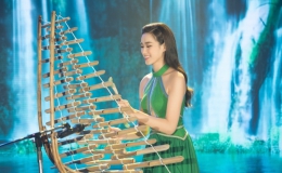 Hoa hậu Đỗ Thị Hà đánh đàn T’rưng nhạc phẩm “Despacito” tại Miss World 2021
