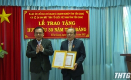 Chủ tịch UBMTTQ Việt Nam tỉnh Tiền Giang nhận Huy hiệu 30 năm tuổi Đảng