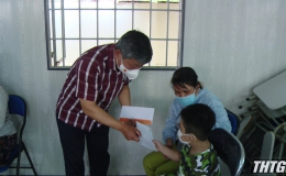 Đoàn Đại biểu Quốc hội tỉnh Tiền Giang tặng quà trẻ khuyết tật