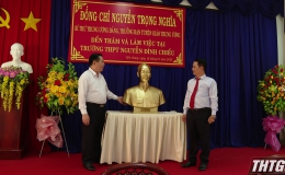 Trưởng Ban Tuyên giáo Trung ương đến thăm Trường THPT Nguyễn Đình Chiểu
