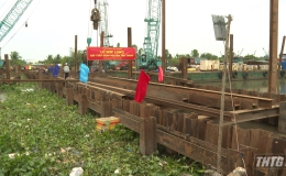 Hợp long đập thép ngăn mặn trữ ngọt trên kênh Nguyễn Tấn Thành