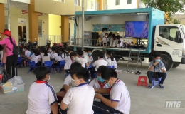 Thư viện tỉnh Tiền Giang tổ chức hành trình chuyến xe tri thức tại huyện Cái Bè