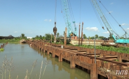 Tháo dỡ đập thép ngăn mặn trên kênh Nguyễn Tấn Thành