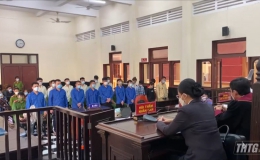 Xét xử 19 bị cáo nổ súng gây chết người tại hẻm Lê Lâm, phường 6