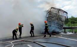 Xe chở nhớt cháy rụi trên cao tốc Trung Lương – TP HCM, kẹt xe kéo dài