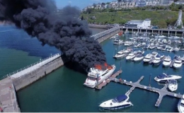 Siêu du thuyền 6 triệu bảng bị lửa “xé toạc”, di tản khách tắm biển
