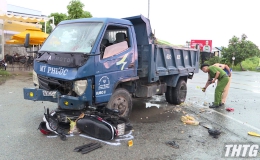 Xe máy va chạm với xe tải làm 1 người bị thương nặng tại Tân Phước