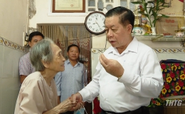 Ông Nguyễn Trọng Nghĩa thăm và tặng quà gia đình chính sách tại Tp. Mỹ Tho