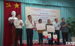 Trưởng ban Tuyên giáo Trung ương tặng quà gia đình chính sách tại Thị xã Gò Công
