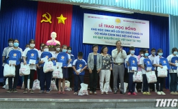 Hội khuyến học tỉnh Tiền Giang trao học bổng cho học sinh mồ côi do dịch Covid – 19