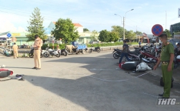 Va chạm giữa 02 xe mô tô tại Tân Phước, 02 người bị thương nặng