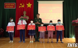 Bộ đội Biên phòng Tiền Giang trao tặng học bổng cho học sinh nghèo