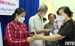 NSND Lệ Thủy tham gia trao tặng thẻ BHYT cho nhân dân huyện Cái Bè