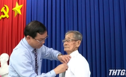 Chủ tịch UBND tỉnh trao Huy hiệu Đảng tại Phường 10 và xã Trung An