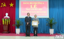 Bí thư Tỉnh uỷ Tiền Giang trao Huy hiệu 75 tuổi Đảng cho Đảng viên Huỳnh Văn Niềm