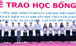 Phó Chủ tịch UBND tỉnh Nguyễn Thành Diệu dự trao học bổng cho học sinh, sinh viên vượt khó và trao tượng trưng ủng hộ Quỹ khuyến học