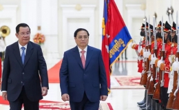 Thủ tướng Hun Sen đón Thủ tướng Phạm Minh Chính thăm chính thức Campuchia