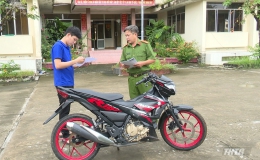 Công an huyện Tân Phước trao trả xe môtô cho người bị mất