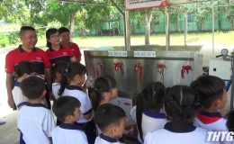Dai-ichi Life Việt Nam tặng máy lọc nước và học bổng cho học sinh huyện Cái Bè