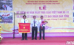 Chủ tịch UBND tỉnh Tiền Giang trao Cờ thi đua Đơn vị dẫn đầu cho Trường THPT Chợ Gạo
