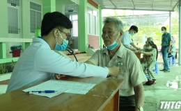 200 người dân có hoàn cảnh khó khăn của huyện Tân Phước được khám bệnh phát thuốc miễn phí