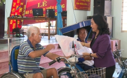 Hướng đến kỷ niệm 60 năm Chiến thắng Ấp Bắc: Tiền Giang tặng 81 phần quà cho người khuyết tật xã Tân Phú