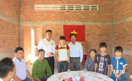 Huyện Tân Phước tặng nhà Đại đoàn kết cho hộ nghèo
