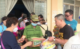 Huyện Tân Phước tặng quà cho hội viên người mù