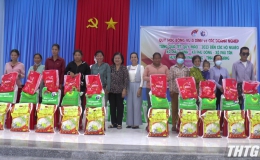 Nguyên Phó Chủ tịch nước Trương Mỹ Hoa tặng quà Tết cho gia đình chính sách, hộ nghèo ở Tân Phú Đông