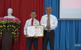 Huyện ủy Cái Bè trao Huy hiệu Đảng cho Đảng viên cao niên