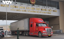 Hàng hóa nhộn nhịp qua cửa khẩu Lào Cai ngày đầu năm mới