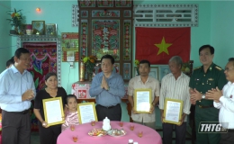 Ông Nguyễn Trọng Nghĩa thăm, tặng quà tết và trao nhà tình nghĩa tại huyện Tân Phú Đông