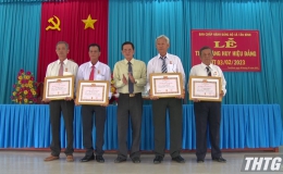 Thị xã Cai Lậy trao Huy hiệu Đảng cho Đảng viên cao niên