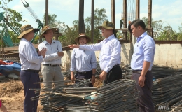 Chủ tịch UBND tỉnh Tiền Giang kiểm tra các công trình cống ngăn mặn