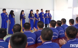 Đoàn tình ca Bắc Sơn, thuộc Tập đoàn An Nông biểu diễn văn nghệ tại Cơ sở cai nghiện ma túy tỉnh Tiền Giang
