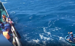 Đã tìm thấy thêm 2 thuyền viên ở sà lan gặp nạn trên biển Phú Quý