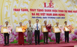 Tiền Giang tổ chức Lễ trao tặng, truy tặng danh hiệu Bà mẹ Việt Nam Anh hùng.