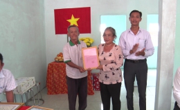 Các doanh nghiệp tỉnh Bình Dương tặng nhà Chữ thập đỏ cho hộ nghèo của huyện Chợ Gạo