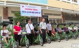 Hội Bảo trợ bệnh nhân nghèo tỉnh Tiền Giang trao xe lăn cho người khuyết tật