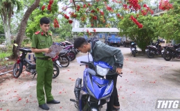 Công an huyện Tân Phước trao trả xe mô tô cho bị hại
