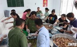 “Bữa cơm nghĩa tình” cho những người neo đơn tại Trung tâm Bảo trợ xã hội tỉnh
