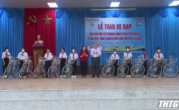 Hội Nữ doanh nhân Tiền Giang tặng xe đạp cho học sinh huyện Chợ Gạo
