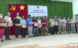 Tặng 200 thẻ BHYT cho người dân tại huyện Gò Công Đông