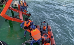 Tàu Cảnh sát biển 3 đưa ngư dân Bình Định bị nạn trên biển vào đất liền an toàn