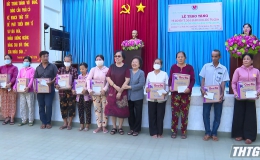 Trao tặng 300 thẻ BHYT cho các hộ dân huyện Cai Lậy