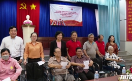 Hội Bảo trợ bệnh nhân nghèo, người khuyết tật, trẻ mồ côi Tiền Giang trao xe lăn cho người khuyết tật