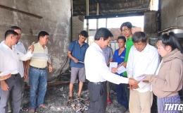 Huyện Tân Phước thăm hỏi, hỗ trợ các gia đình bị cháy nhà