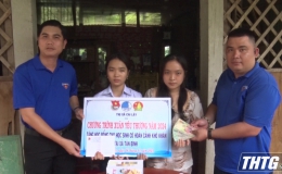 Thị đoàn Cai Lậy trao kinh phí hỗ trợ hai chị em mồ côi tại xã Tân Bình