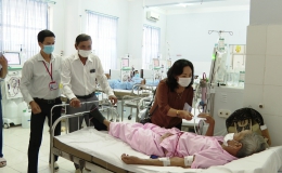 Hội Bảo trợ bệnh nhân nghèo tỉnh Tiền Giang thăm, tặng quà Tết cho các bệnh nhân có hoàn cảnh khó khăn